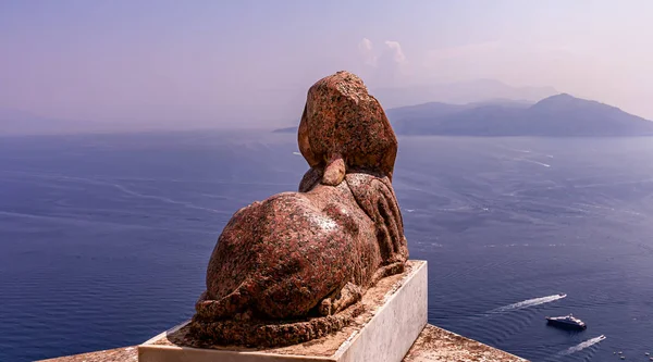 Staty av en sfinx på Capri ön, italy — Stockfoto