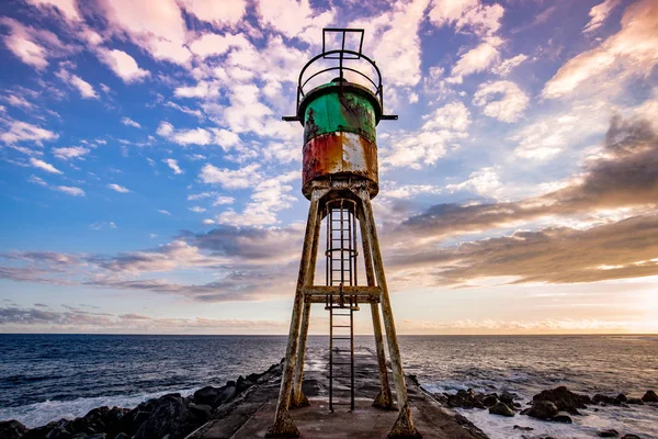 Molo e faro a Saint-Pierre, isola di La Reunion — Foto Stock