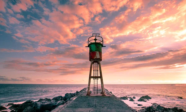 Molo e faro a Saint-Pierre, isola di La Reunion — Foto Stock