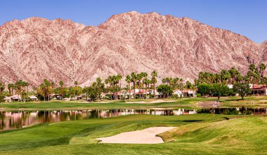 Palm Springs, Kaliforniya, Nisan 04, 2015: Ipga Tour, Palm Springs, Kaliforniya, ABD 'deki ana ilham golfü turnuvası sırasında bir golf sahasının görüntülenmesi.