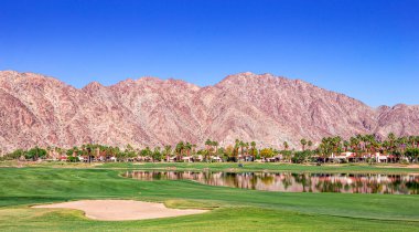 Palm Springs, Kaliforniya, Nisan 04, 2015: Ipga Tour, Palm Springs, Kaliforniya, ABD 'deki ana ilham golfü turnuvası sırasında bir golf sahasının görüntülenmesi.