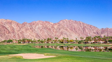 Palm Springs, Kaliforniya, Nisan 04, 2015: Ipga Tour, Palm Springs, Kaliforniya, ABD 'deki ana ilham golfü turnuvası sırasında bir golf sahasının görüntülenmesi.