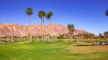 Palm Springs, Kaliforniya, Nisan 04, 2015: Ipga Tour, Palm Springs, Kaliforniya, ABD 'deki ana ilham golfü turnuvası sırasında bir golf sahasının görüntülenmesi.