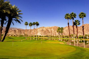 Palm Springs, Kaliforniya, Nisan 04, 2015: Ipga Tour, Palm Springs, Kaliforniya, ABD 'deki ana ilham golfü turnuvası sırasında bir golf sahasının görüntülenmesi.