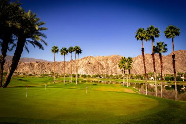 Palm Springs, Kaliforniya, Nisan 04, 2015: Ipga Tour, Palm Springs, Kaliforniya, ABD 'deki ana ilham golfü turnuvası sırasında bir golf sahasının görüntülenmesi.