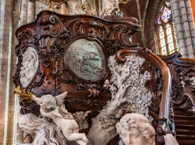 Gent, Belçika-31 Temmuz 2014: Gent, Belçika 'daki Saint Bavon katedralinin iç mimari, resimleri ve detayları, 31 Temmuz 2014