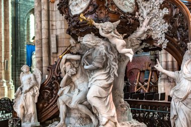 Gent, Belçika-31 Temmuz 2014: Gent, Belçika 'daki Saint Bavon katedralinin iç mimari, resimleri ve detayları, 31 Temmuz 2014