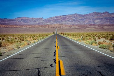 Ölüm vadisi çölünde yol çizgileri, Kaliforniya, ABD