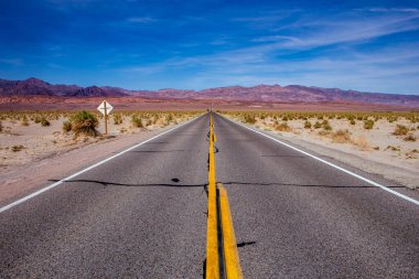 Ölüm vadisi çölünde yol çizgileri, Kaliforniya, ABD