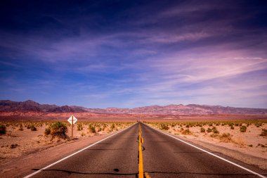 Ölüm vadisi çölünde yol çizgileri, Kaliforniya, ABD