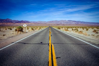 Ölüm vadisi çölünde yol çizgileri, Kaliforniya, ABD