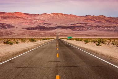 Ölüm vadisi çölünde yol çizgileri, Kaliforniya, ABD