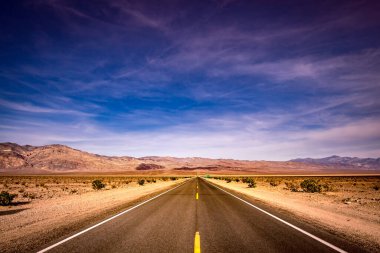Ölüm vadisi çölünde yol çizgileri, Kaliforniya, ABD