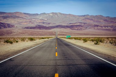 Ölüm vadisi çölünde yol çizgileri, Kaliforniya, ABD