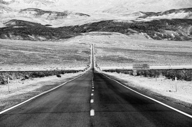 Ölüm vadisi çölünde yol çizgileri, Kaliforniya, ABD