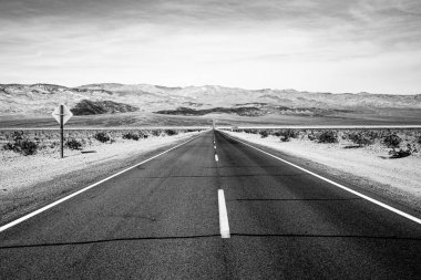 Ölüm vadisi çölünde yol çizgileri, Kaliforniya, ABD