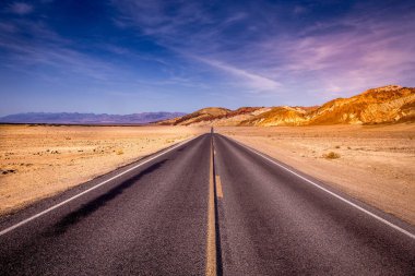 Ölüm vadisi çölünde yol çizgileri, Kaliforniya, ABD