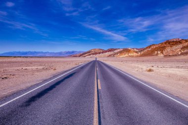 Ölüm vadisi çölünde yol çizgileri, Kaliforniya, ABD