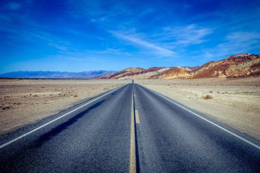 Ölüm vadisi çölünde yol çizgileri, Kaliforniya, ABD