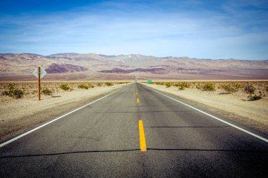 Ölüm vadisi çölünde yol çizgileri, Kaliforniya, ABD