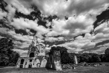 CHAALIS, FRANCE, 24 Temmuz 2016: Chaalis Manastırı harabeleri, 24 Temmuz 2016, Fransa