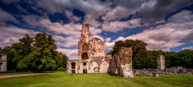 CHAALIS, FRANCE, 24 Temmuz 2016: Chaalis Manastırı harabeleri, 24 Temmuz 2016, Fransa