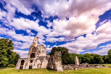 CHAALIS, FRANCE, 24 Temmuz 2016: Chaalis Manastırı harabeleri, 24 Temmuz 2016, Fransa