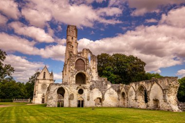 CHAALIS, FRANCE, 24 Temmuz 2016: Chaalis Manastırı harabeleri, 24 Temmuz 2016, Fransa