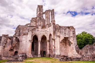 CHAALIS, FRANCE, 24 Temmuz 2016: Chaalis Manastırı harabeleri, 24 Temmuz 2016, Fransa