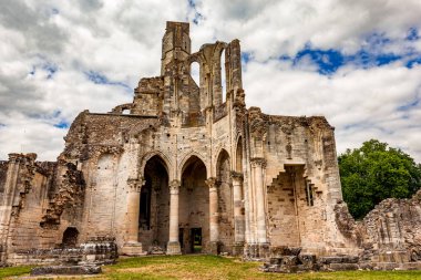CHAALIS, FRANCE, 24 Temmuz 2016: Chaalis Manastırı harabeleri, 24 Temmuz 2016, Fransa