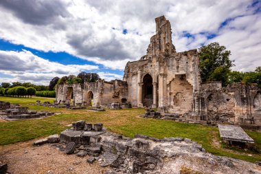 CHAALIS, FRANCE, 24 Temmuz 2016: Chaalis Manastırı harabeleri, 24 Temmuz 2016, Fransa