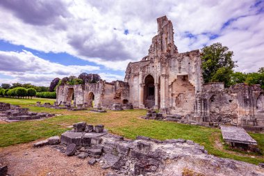 CHAALIS, FRANCE, 24 Temmuz 2016: Chaalis Manastırı harabeleri, 24 Temmuz 2016, Fransa