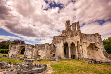 CHAALIS, FRANCE, 24 Temmuz 2016: Chaalis Manastırı harabeleri, 24 Temmuz 2016, Fransa