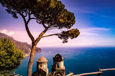 Ravello 'daki sahil şeridi, Salerno körfezi üzerinde, Amalfi sahili, İtalya