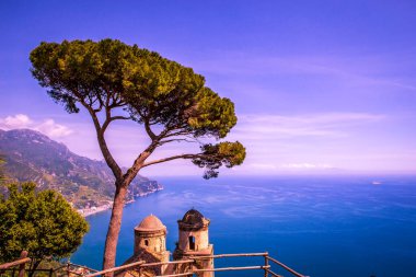 Ravello 'daki sahil şeridi, Salerno körfezi üzerinde, Amalfi sahili, İtalya