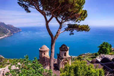 Ravello 'daki sahil şeridi, Salerno körfezi üzerinde, Amalfi sahili, İtalya