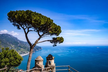 Ravello 'daki sahil şeridi, Salerno körfezi üzerinde, Amalfi sahili, İtalya