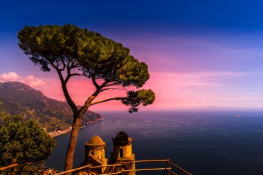 Ravello 'daki sahil şeridi, Salerno körfezi üzerinde, Amalfi sahili, İtalya