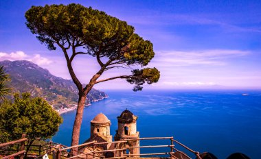 Ravello 'daki sahil şeridi, Salerno körfezi üzerinde, Amalfi sahili, İtalya
