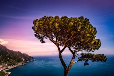 Ravello 'daki sahil şeridi, Salerno körfezi üzerinde, Amalfi sahili, İtalya