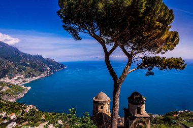 Ravello 'daki sahil şeridi, Salerno körfezi üzerinde, Amalfi sahili, İtalya