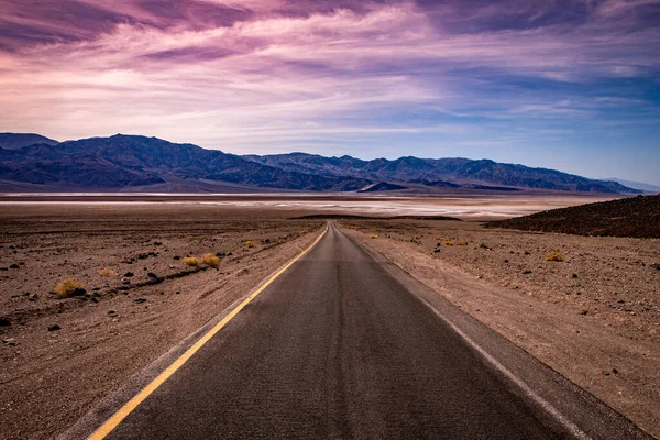 カリフォルニア州デスバレー砂漠の道路線 — ストック写真