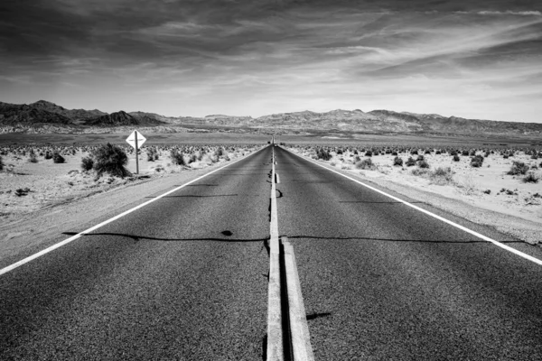 Ölüm vadisi çölünde yol çizgileri, Kaliforniya, ABD