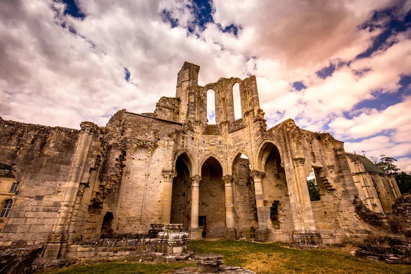 CHAALIS, FRANCE, 24 Temmuz 2016: Chaalis Manastırı harabeleri, 24 Temmuz 2016, Fransa