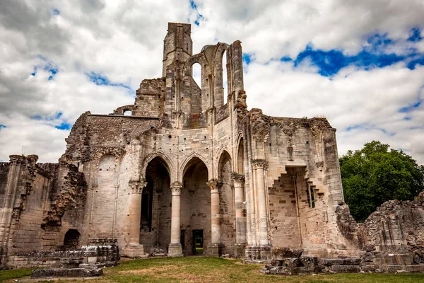 CHAALIS, FRANCE, 24 Temmuz 2016: Chaalis Manastırı harabeleri, 24 Temmuz 2016, Fransa