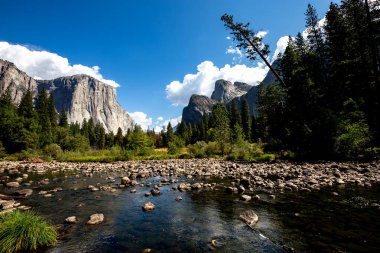 El Capitan 'ın dünyaca ünlü kaya tırmanışı duvarı, Yosemite Ulusal Parkı, Kaliforniya, ABD