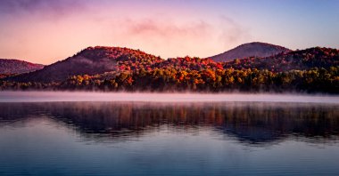 Laurentides 'teki Lac-Superieur manzarası, Mont-tremblant, Quebec, Kanada