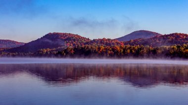 Laurentides 'teki Lac-Superieur manzarası, Mont-tremblant, Quebec, Kanada