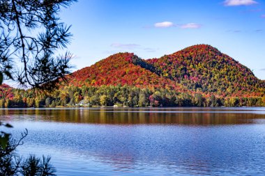 Laurentides 'teki Lac-Superieur manzarası, Mont-tremblant, Quebec, Kanada