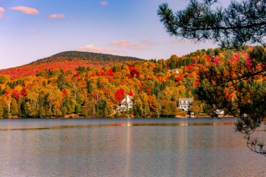 Laurentides 'teki Lac-Superieur manzarası, Mont-tremblant, Quebec, Kanada
